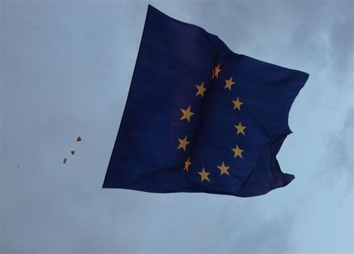 На Донеччині підняли в небо гігантський прапор Євросоюзу (ФОТО) - фото 4