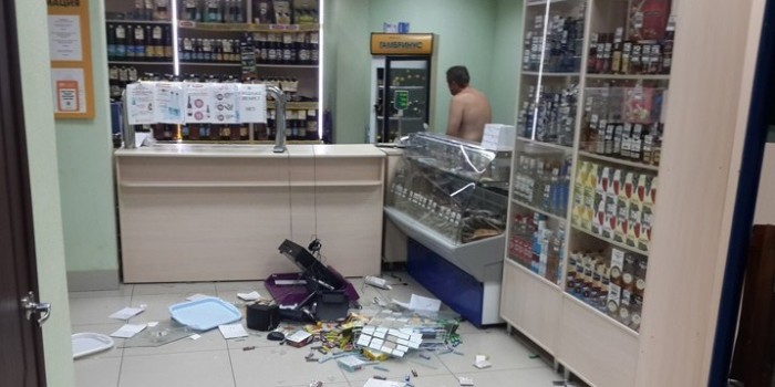 На Росії розлючений чоловік влаштував погром в магазині, розмахуючи пенісом (ФОТО) ( ВІДЕО 18+) - фото 1