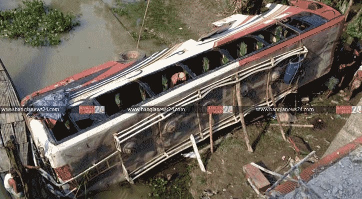У Бангладеш автобус з пасажирами впав з мосту, є загиблі - фото 1