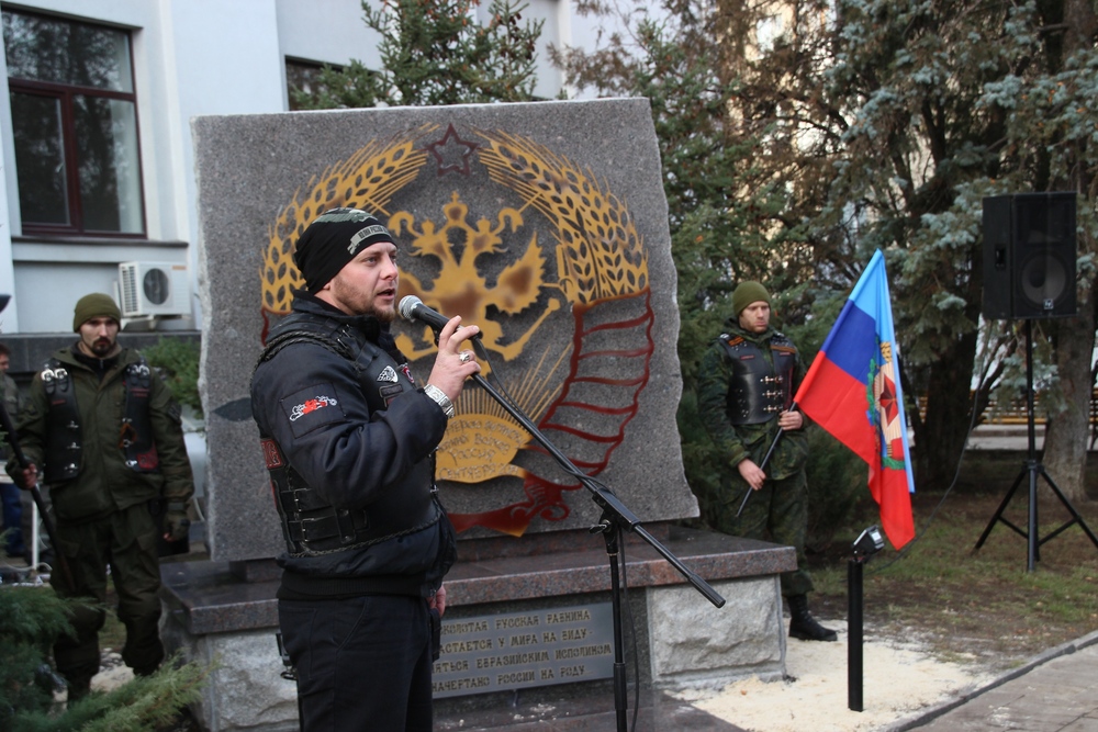 В окупованому Луганську встановили величезний пам'ятник 