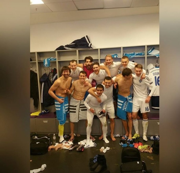 Гравці "Динамо" оголилися в роздягальні на честь виходу у плей-офф Ліги чемпіонів - фото 1