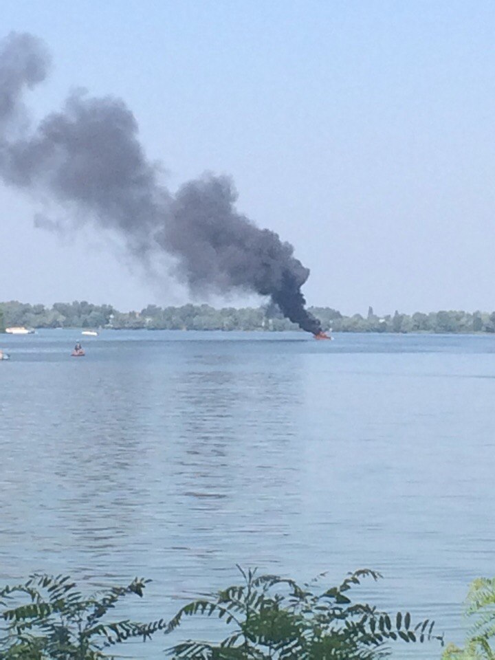  На Полтавщині посеред річки загорівся човен - фото 1