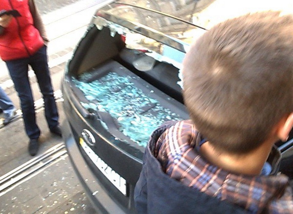 Львів’яни розбили авто, яка перекрила рух трамваю - фото 1