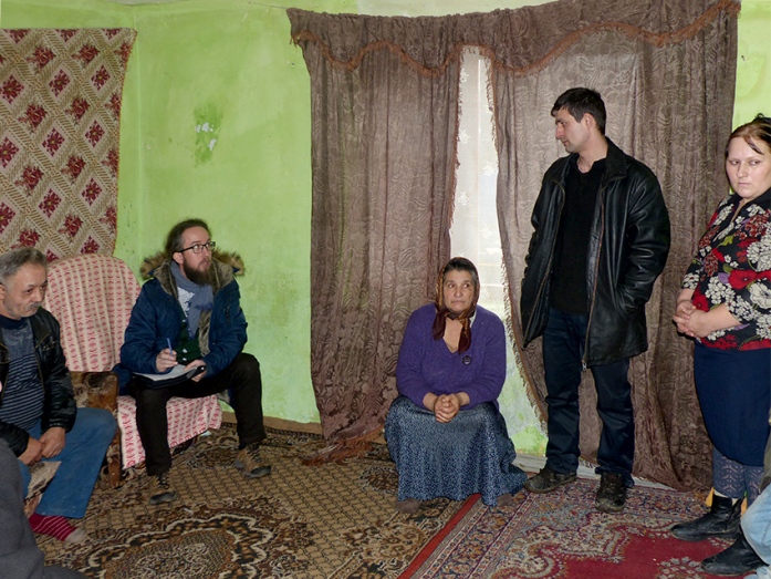 Закарпатські роми мають проблеми з отриманням паспортів і живуть в антисанітарії - фото 1