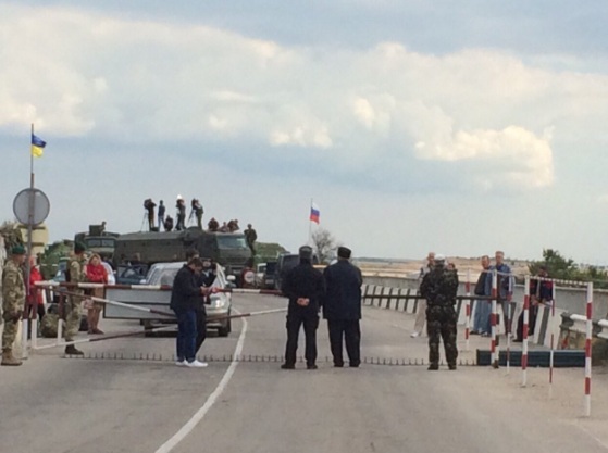 Кримські татари заблокували "кордон" з окупованим Кримом - фото 2
