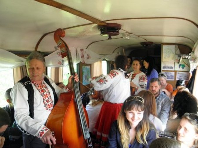 Як на Закарпатті винороби возили і пригощали вином туристів у ретро-поїзді  - фото 2