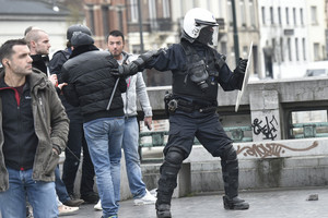 У Моленбеку демонстранти закидали поліцію стільцями і камінням - фото 6
