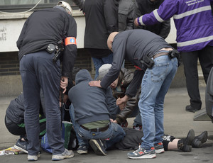 У Моленбеку демонстранти закидали поліцію стільцями і камінням - фото 4
