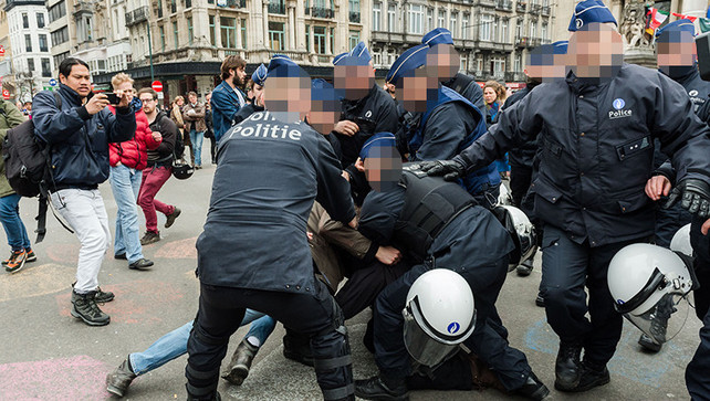 У Моленбеку демонстранти закидали поліцію стільцями і камінням - фото 1