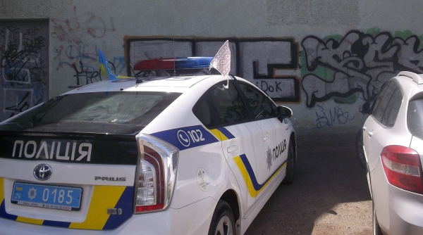 Чернівецькі поліцейські прикрасили свої авто вишиванковими прапорцями - фото 1