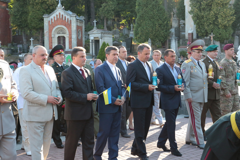 На Личаківському кладовищі вшанували пам'ять новітніх українських героїв - фото 2