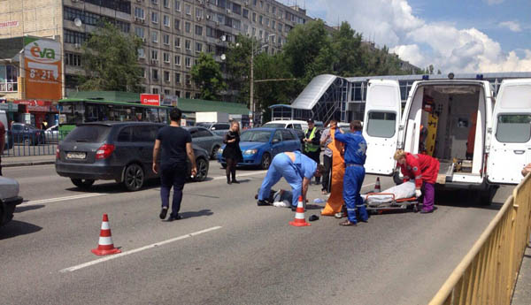 У Дніпропетровську біля надземного переходу на смерть збили чоловіка - фото 2