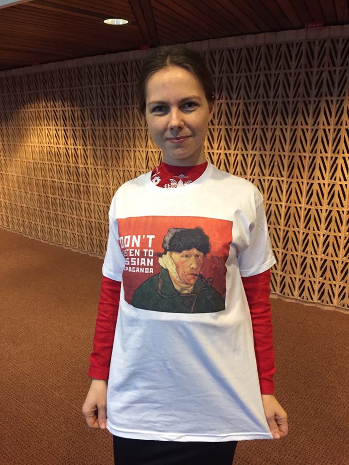 Депутати ПАСЄ покрасувалися в антипутінських футболках (ФОТО) - фото 5