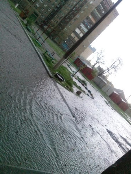 Краматорськ накрила злива з градом: Люди у воді по коліна, авто плавають (ФОТО, ВІДЕО) - фото 4 Краматорськ накрила злива з градом: Люди у воді по коліна, авто плавають (ФОТО, ВІДЕО) - фото 4