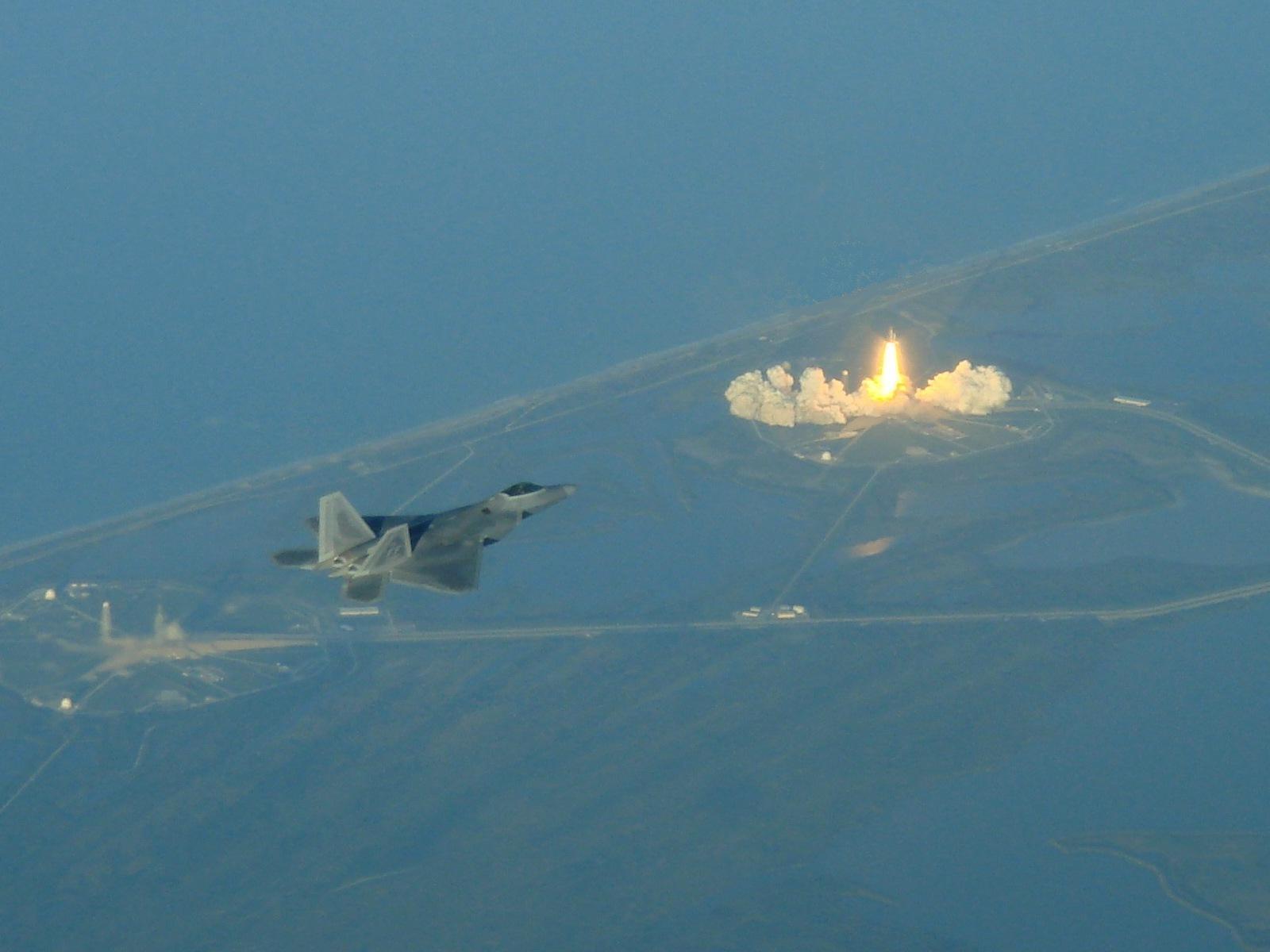 США планують розмістити в Європі винищувачі п'ятого покоління F-22 Raptor (ФОТО) - фото 5