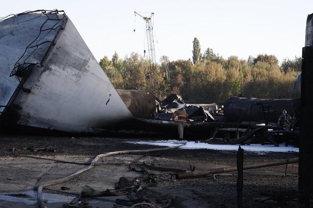 Рятувальники почали чергову пінну атаку на нафтобазу під Києвом (ФОТОРЕПОРТАЖ) - фото 5