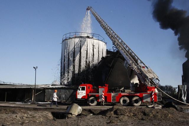 Рятувальники почали чергову пінну атаку на нафтобазу під Києвом (ФОТОРЕПОРТАЖ) - фото 10