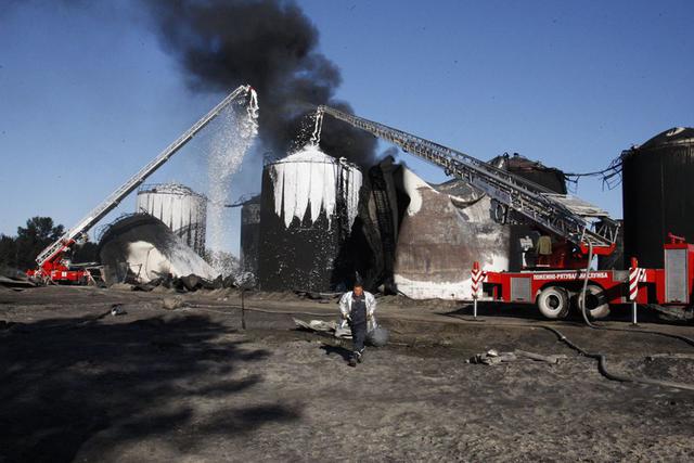 Рятувальники почали чергову пінну атаку на нафтобазу під Києвом (ФОТОРЕПОРТАЖ) - фото 9