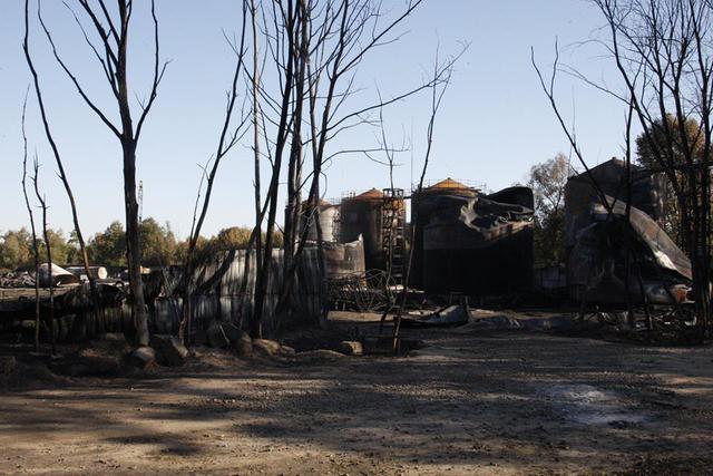 Рятувальники почали чергову пінну атаку на нафтобазу під Києвом (ФОТОРЕПОРТАЖ) - фото 6