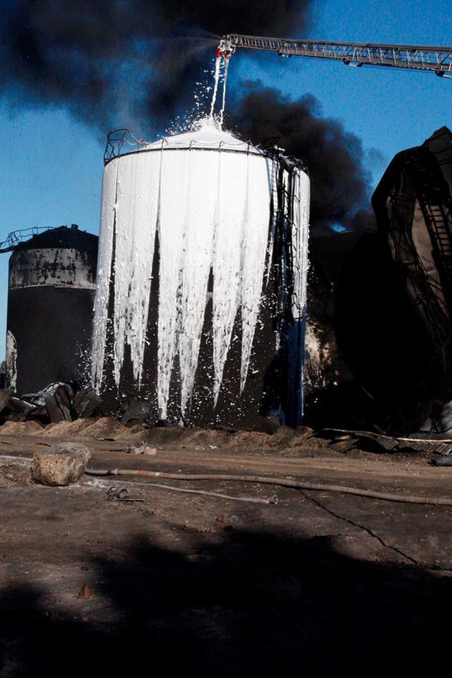 Рятувальники почали чергову пінну атаку на нафтобазу під Києвом (ФОТОРЕПОРТАЖ) - фото 1