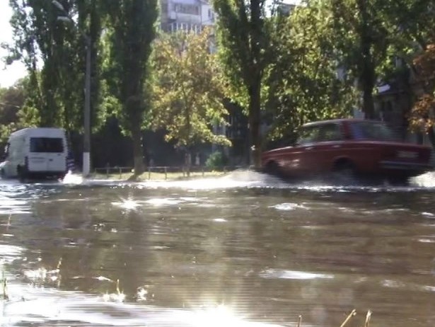В Одесі на одній з вулиць стався потоп - фото 1