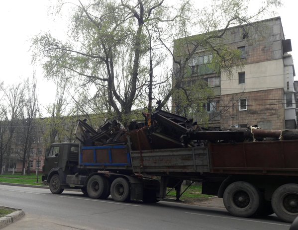 З Донецька колона машин вивозила на метал заводські верстати (ФОТО) - фото 1