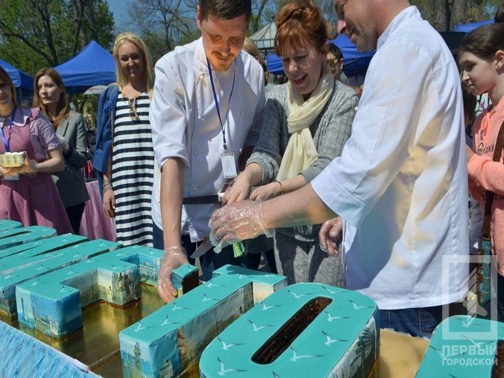 В Одесі містян та гостей міста частували 120-кілограмовим тортом - фото 4
