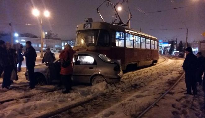 У Харкові таксі потрапило під трамвай - фото 2