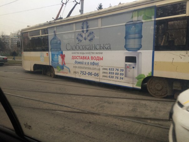 Трамвай зійшов з рейок прямо в "КРАЗ" - фото 2