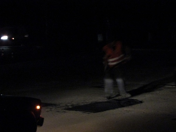 На Дніпропетровщині латають ями на дорогах вночі під світлом фар - фото 1