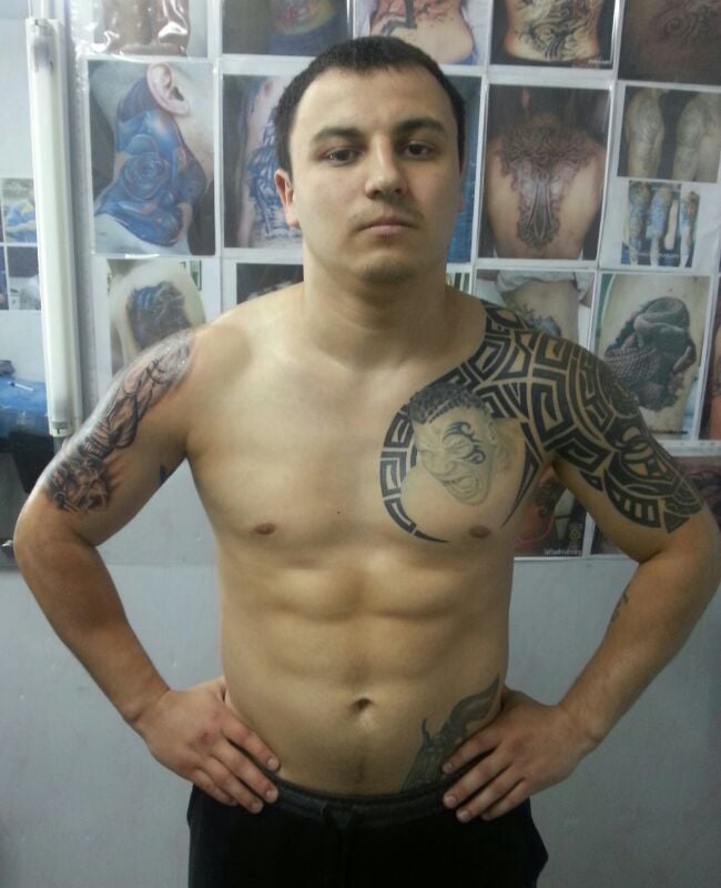 На Харківщині депутат міськради вразив виборців татуюваннями на тілі - фото 2