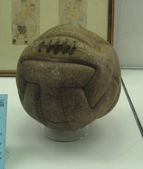 Як виглядає футбольний м'яч, яким грали на ЧС-1930 - фото 1