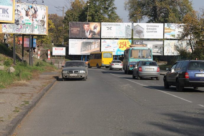 В Ужгороді біля міліції посеред дороги залишили авто  - фото 1