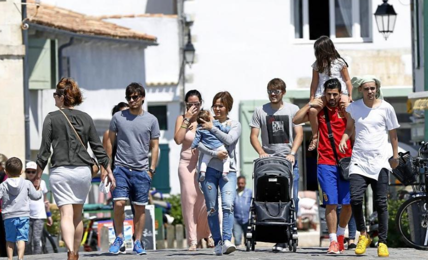 Як іспанці в порту гуляли з сім'ями - фото 3