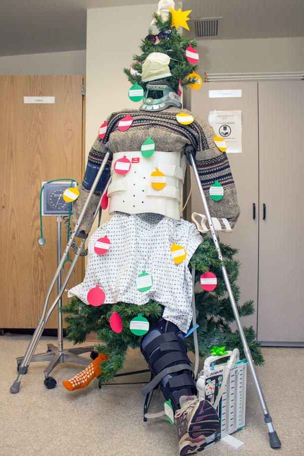 Як винахідливо прикрашають лікарні до Різдва на Заході  - фото 2