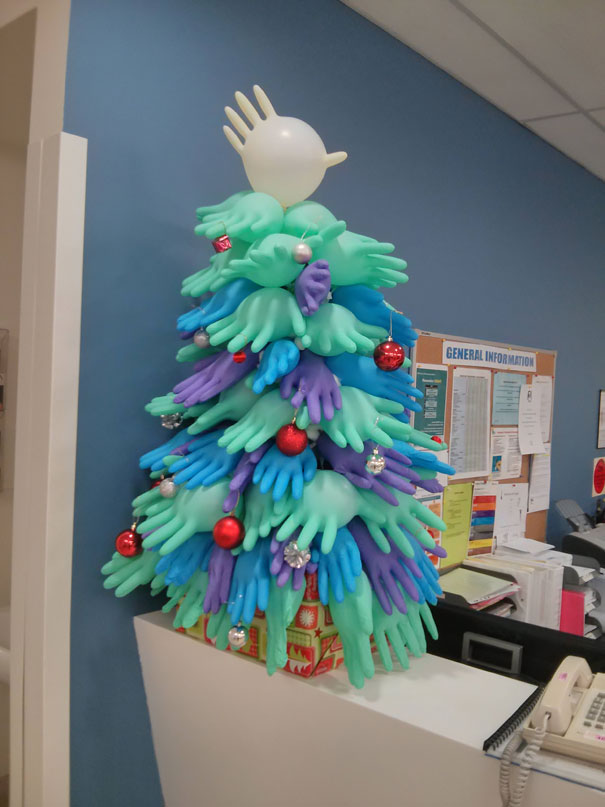 Як винахідливо прикрашають лікарні до Різдва на Заході  - фото 8