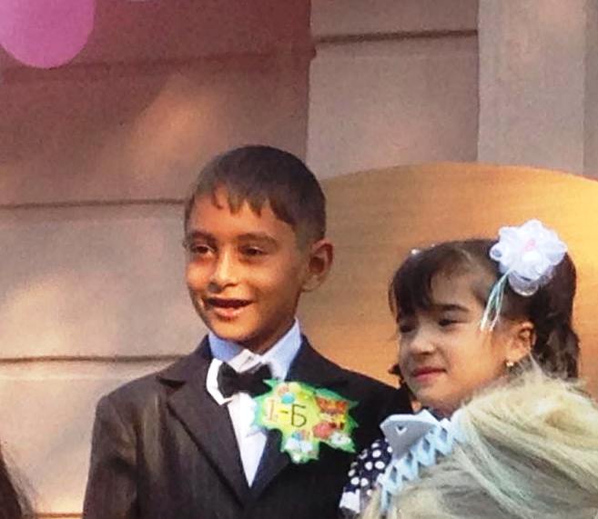 В Ужгороді на святкову "лінійку" вишиванки вдягнули і ромські діти - фото 5