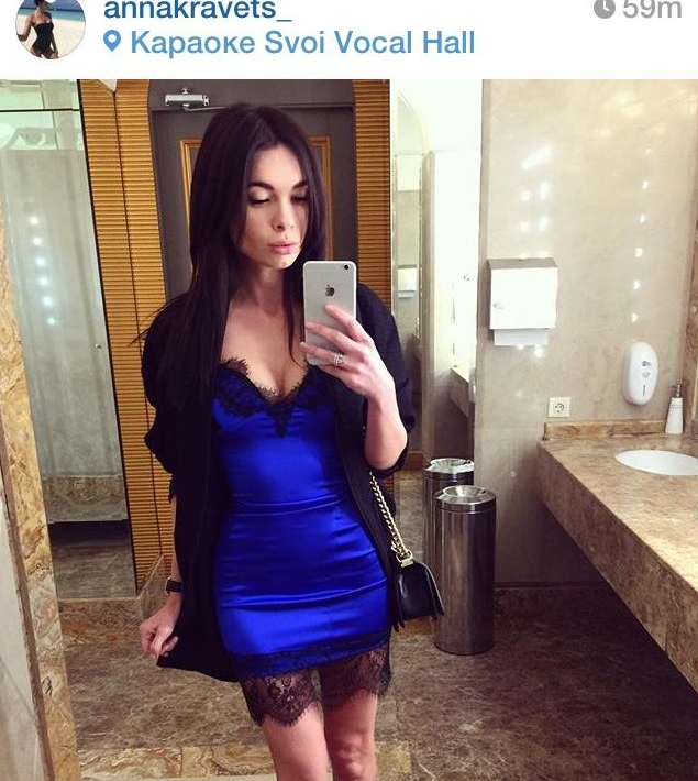 Дружина гравця збірної України одягнула звабливу сукню в мереживі - фото 1