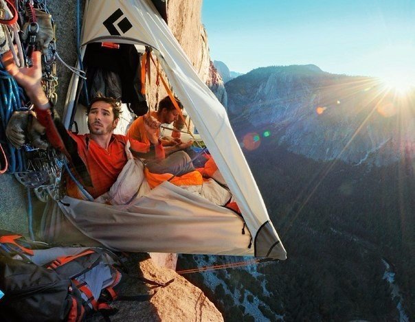 Як безстрашно відпочивають альпіністи - фото 1