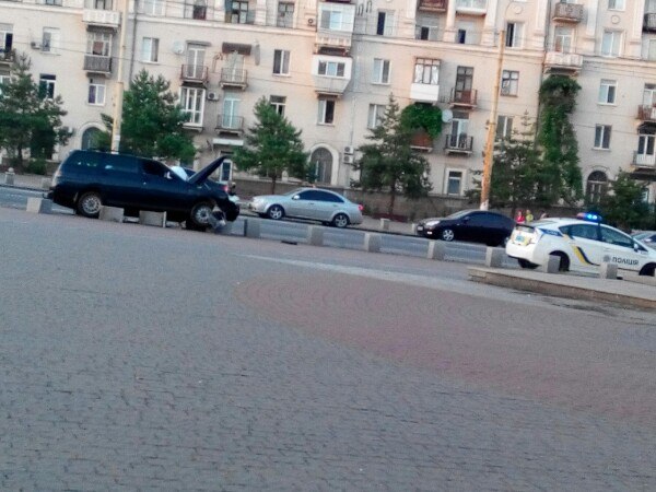 Автівка знесла бетонні стовпчики в центрі Запоріжжя - фото 2