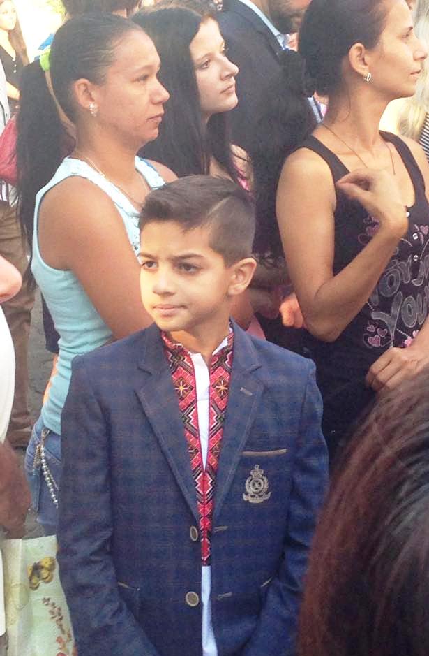 В Ужгороді на святкову "лінійку" вишиванки вдягнули і ромські діти - фото 6