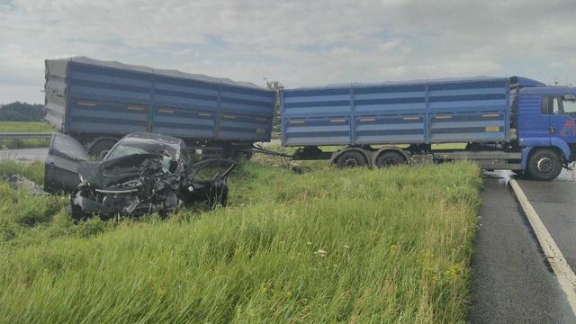 На Харківщині вантажівка зіткнулася з легковиком: загинули дві людини - фото 2