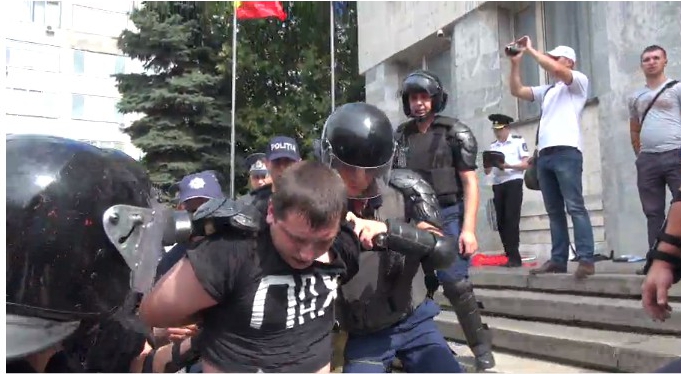 У Молдові — зіткнення протестувальників і поліції. Є перші затримані - фото 1