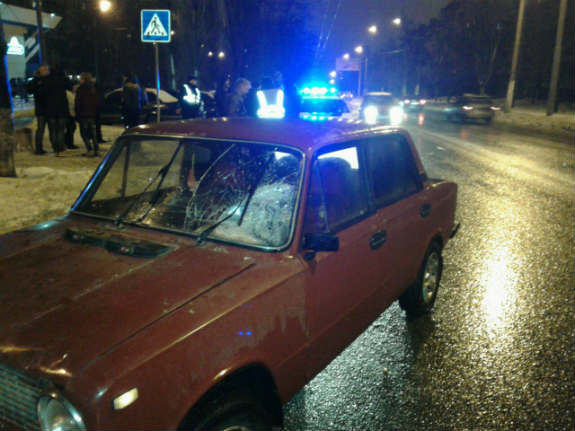 У Харкові на пішохідному переході ВАЗ збив двох людей - фото 1