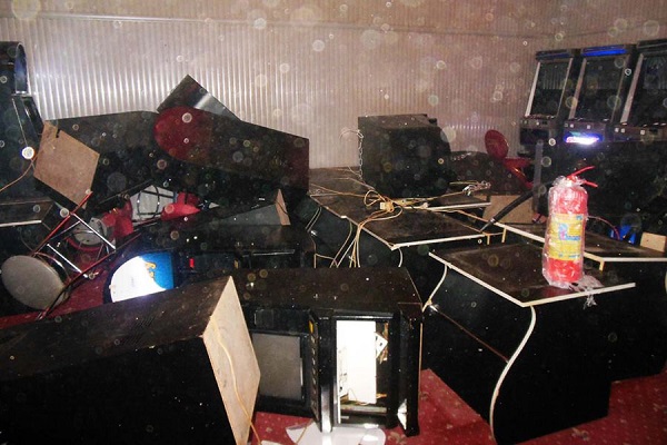 У Харкові активісти в камуфляжі розгромили казино  - фото 3