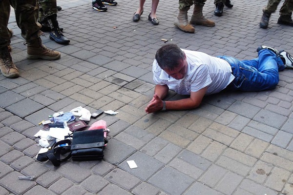 У Харкові активісти в камуфляжі розгромили казино  - фото 2