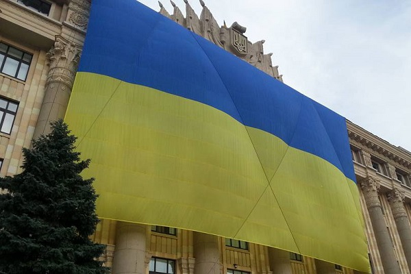 На Харківській ОДА вивісили прапор у чотири поверхи  - фото 1
