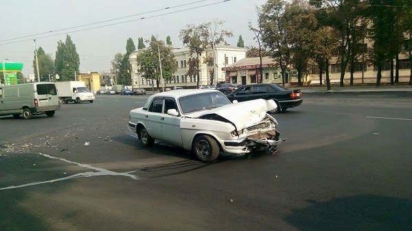 На Московському проспекті "Тойота" рознесла "Волгу"  - фото 1