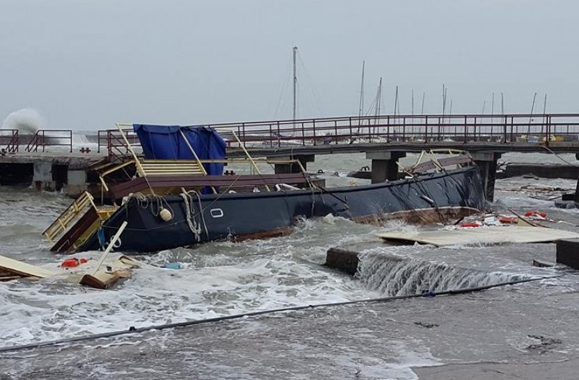 Шторм в Одесі знищив яхту - фото 2