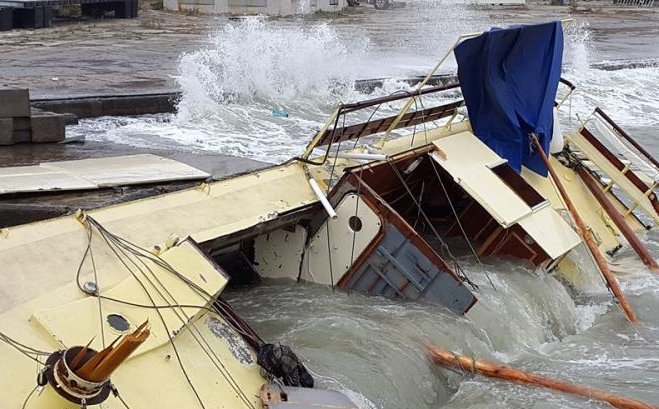 Шторм в Одесі знищив яхту - фото 1